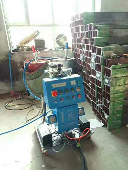 建筑屋面聚氨酯高壓發(fā)泡機(jī)保溫施工(圖2) 高壓聚氨酯發(fā)泡機(jī)施工案例